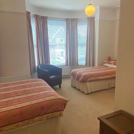 Landguard Lodge Guest House Shipley  エクステリア 写真