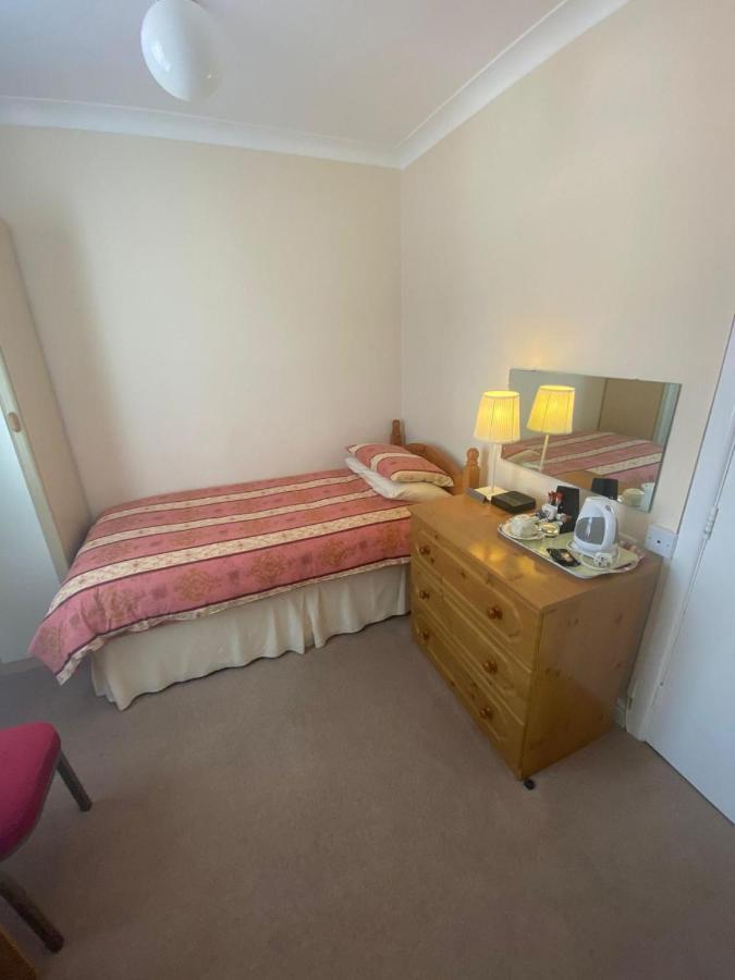 Landguard Lodge Guest House Shipley  部屋 写真