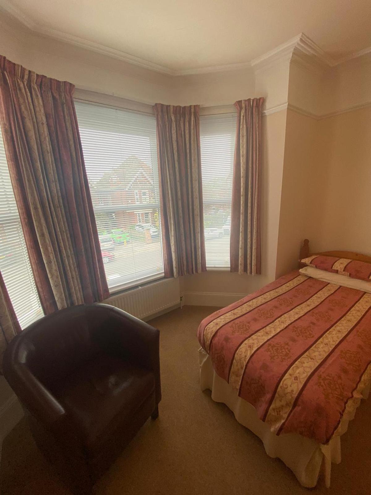 Landguard Lodge Guest House Shipley  エクステリア 写真