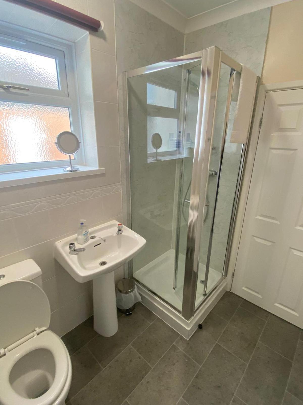 Landguard Lodge Guest House Shipley  部屋 写真