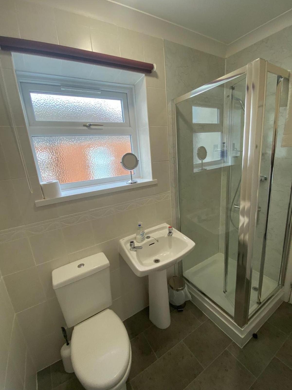 Landguard Lodge Guest House Shipley  部屋 写真