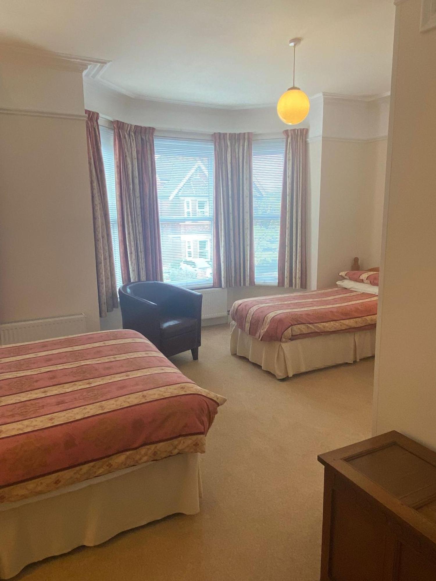 Landguard Lodge Guest House Shipley  エクステリア 写真